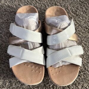 Vionic white leather strap sandal women’s 8